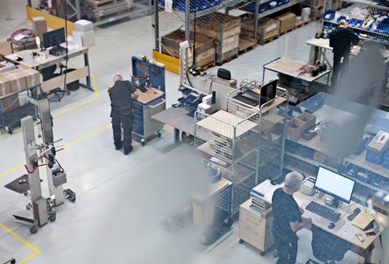 zdjęcie ludzi pracujących na hali produkcji